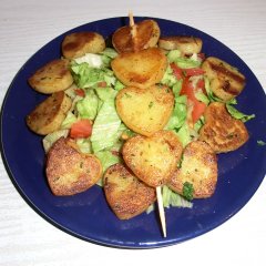 Herzchenkartoffeln auf Salat