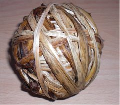 Ball aus Naturmaterialien
