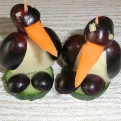Artikelbild Käse-Weintrauben-Pinguine stecken