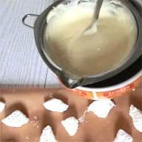 Schokokussmasse tauchen