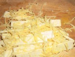 Blätterteig in Käse wälzen