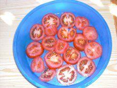 Tomaten in Backform geben