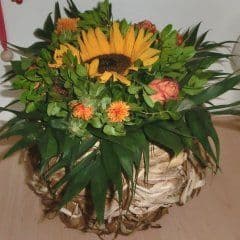 Topf aus Lilienblättern mit Blumenstrauß