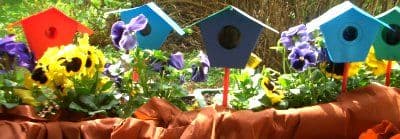 Viele bunte Deko-Nistkästen