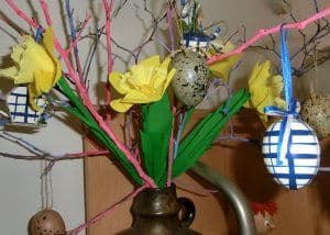 Osterglocke im Osterstrauch