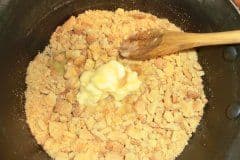 Spekulatius  mit Butter vermengen